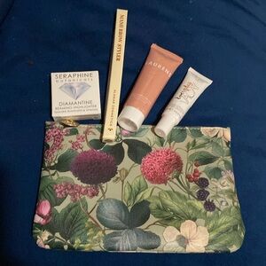 Ipsy makeup bag n four products! Brand new😊